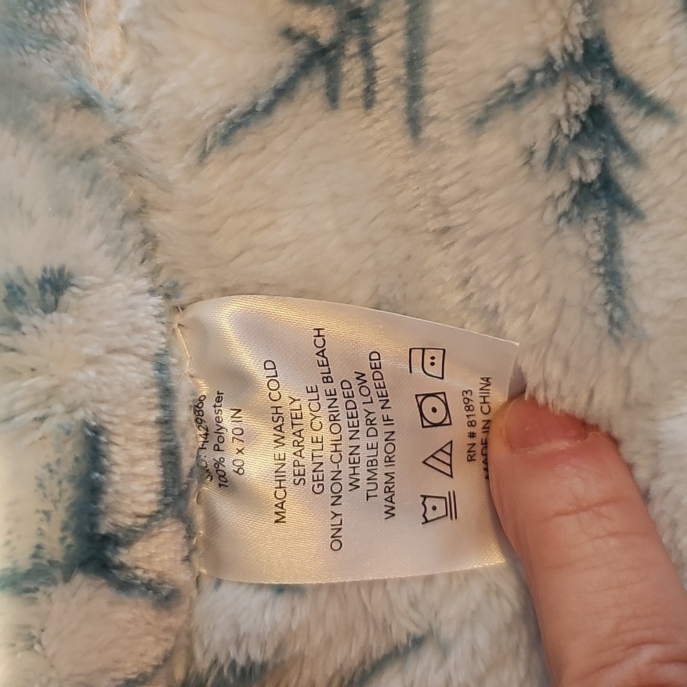 Snowflake Patterned Throw Blanket - Picture 2 of 3